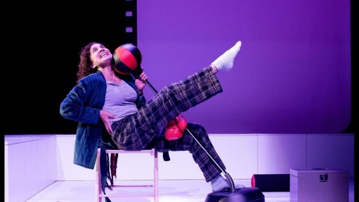 Toni Acosta interpreta 'Madre de película' en dos sesiones los días 19 y 20 de septiembre en el Teatro Filarmónica de la capital asturiana.