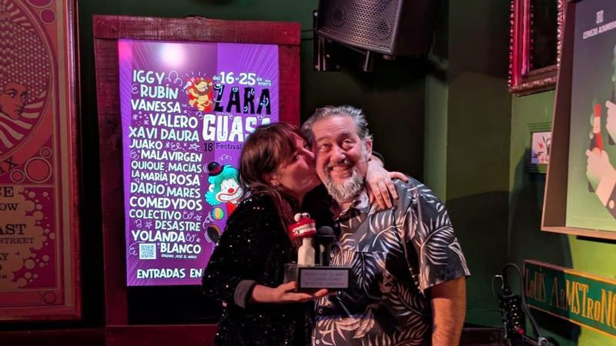 La actriz y cómica aragonesa, Yolanda Blanco, junto a Mariano Bartolomé; recogiendo el premio 'José el Niño' en el festival Zaraguasa.
