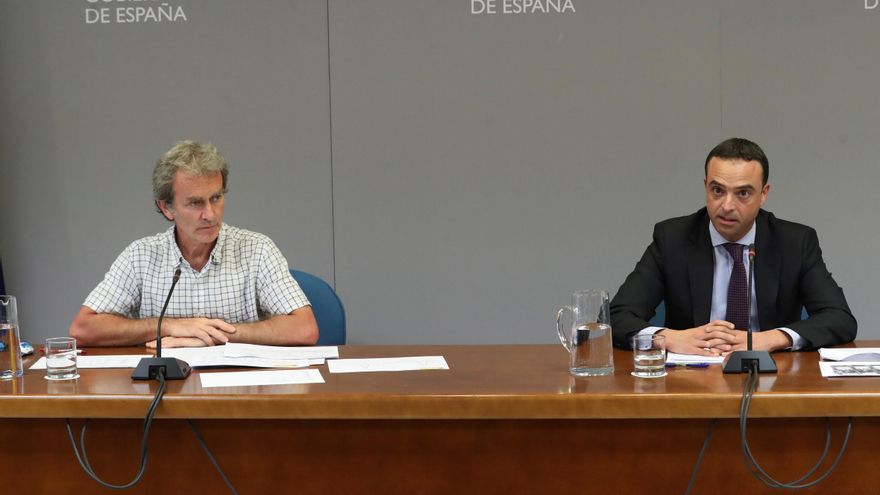 El secretario general de Salud Digital, Información e Innovación del Sistema Nacional de Salud, Alfredo González (d) y el director del Centro de Coordinación de alertas y Emergencias Sanitarias, Fernando Simón, durante la rueda de prensa ofrecida este lunes para informar acerca de los últimos datos acerca de la pandemia del coronavirus. EFE/Kiko Huesca