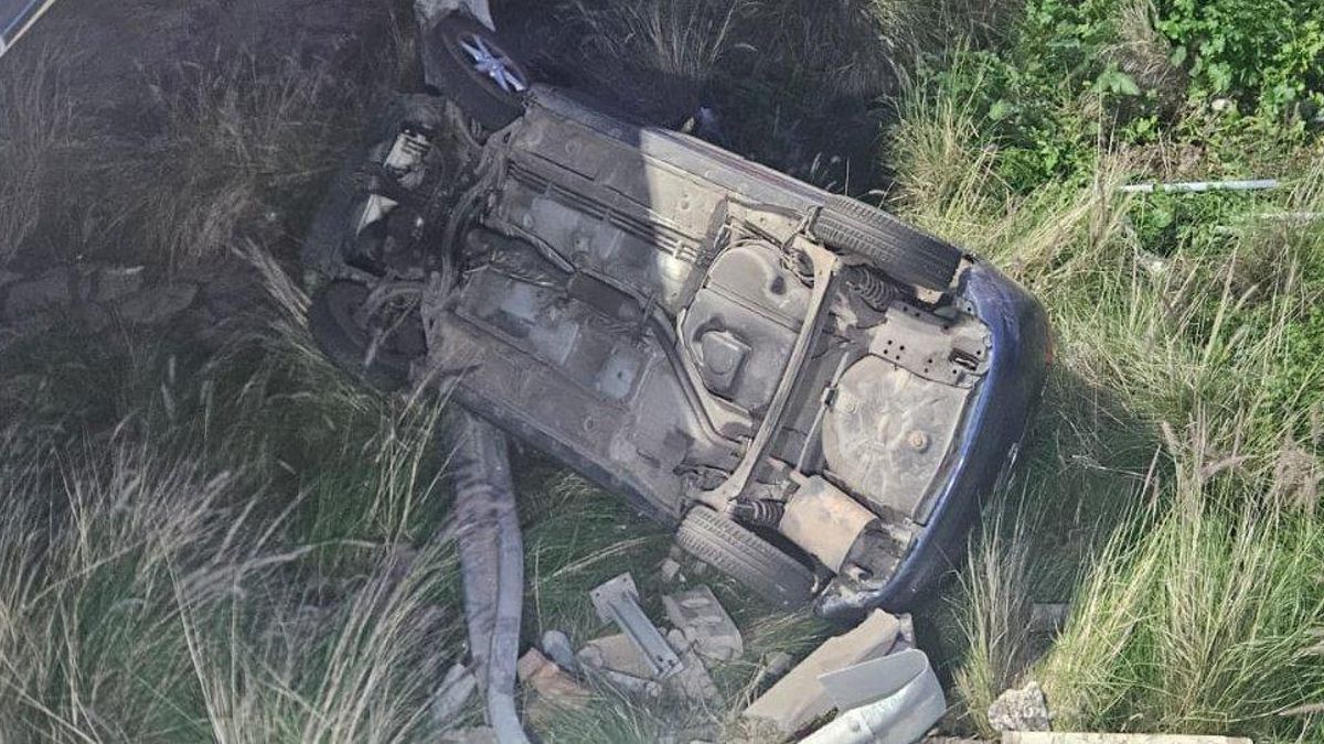 Grave accidente en Agüimes al salirse un coche de la vía y caer por un desnivel de cinco metros