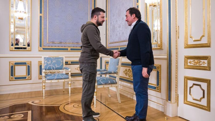 El presidente de Ucrania, Volodimir Zelenski, saluda al ministro de Exteriores, José Manuel Albares, durante su visita a Kiev