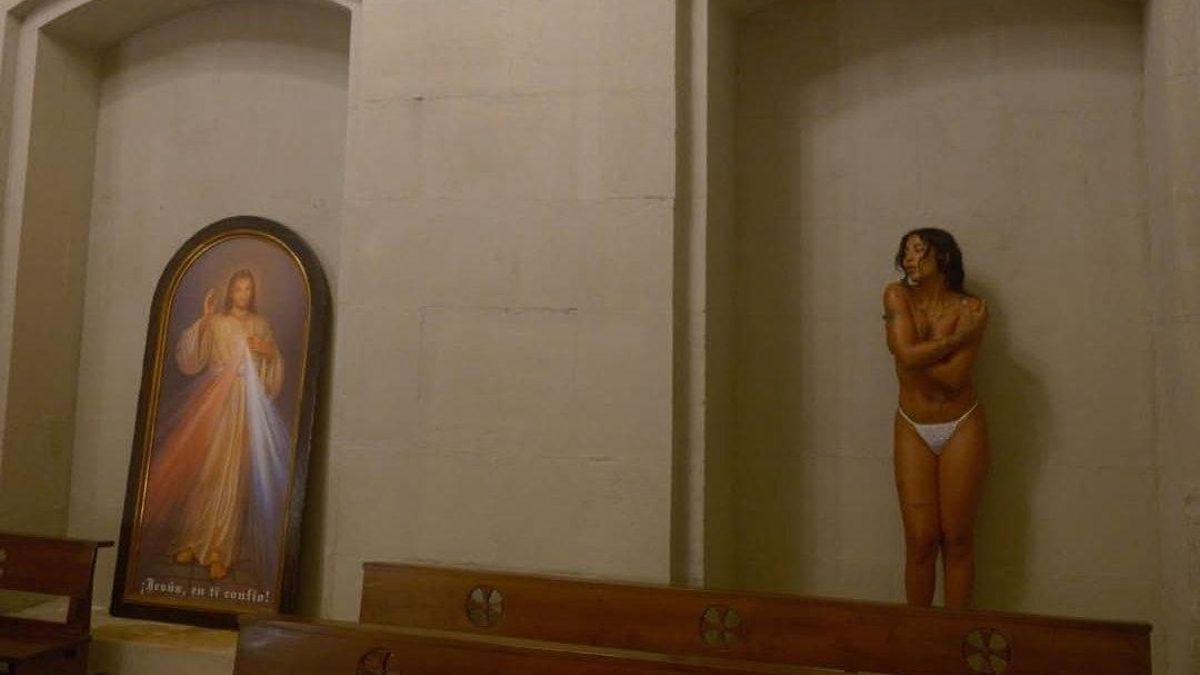 Fotografías de Tokischa en el interior de la basílica de Santa María en Donostia