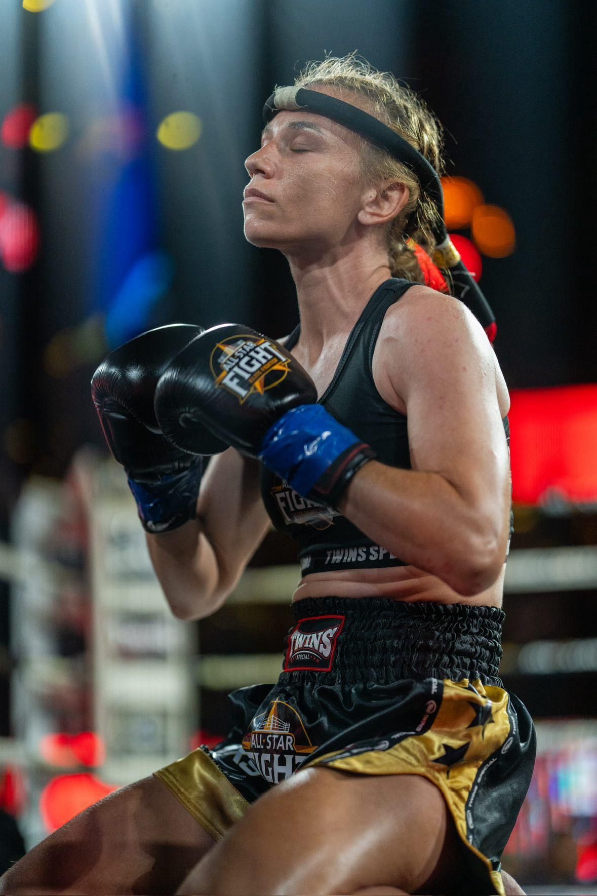 Abans de cada combat, Julia realitza el tradicional ball Wai Khru Ram Muay d'origen budista.