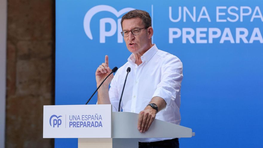 El líder del Partido Popular, Alberto Núñez Feijóo, participa en un acto con militantes de su partido en Salamanca