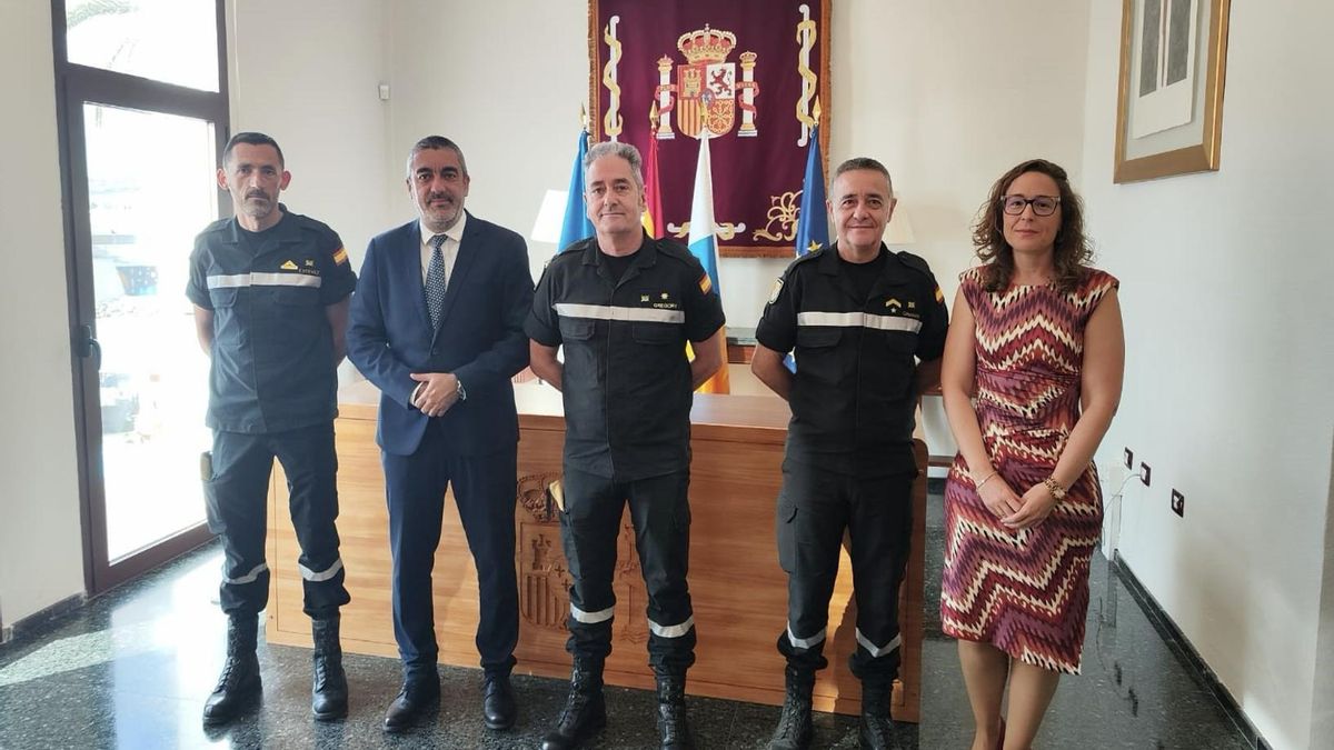El director insular de la Administración General del Estadoen La Palma, Carlos García, ha recibido este miércoles, 7 de mayo, a una delegación de la Unidad Militar de Emergencia (UME) en Canarias.