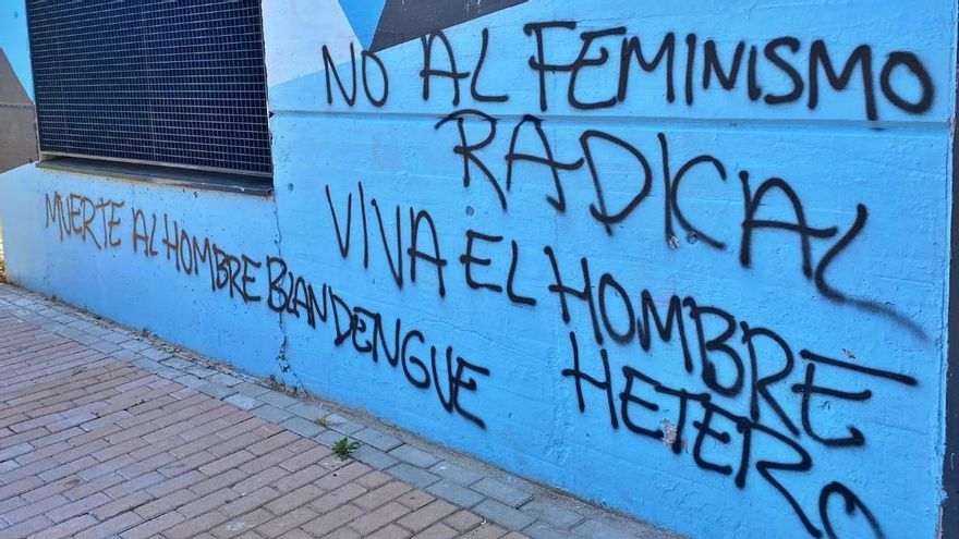 Vandalizan con insultos y pintadas machistas el mural feminista que Villacís inauguró en un espacio de igualdad