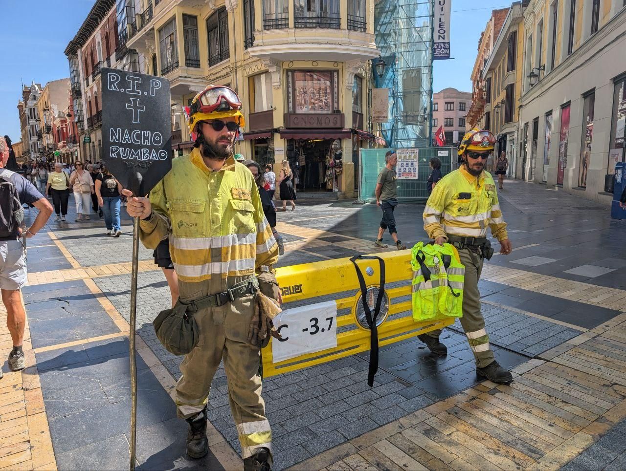 Protesta en León contra la gestión de la Junta de los incendios forestales de este verano.