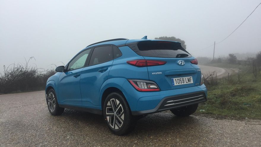 Tres cuartos trasero del Hyundai Kona.