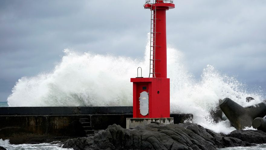 Lluvias torrenciales y vuelos cancelados en Japón por el tifón Chan-hom