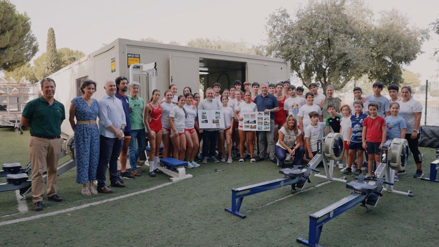 El alcalde de Sevilla, José Luis Sanz, junto a practicantes de remo en la ciudad.