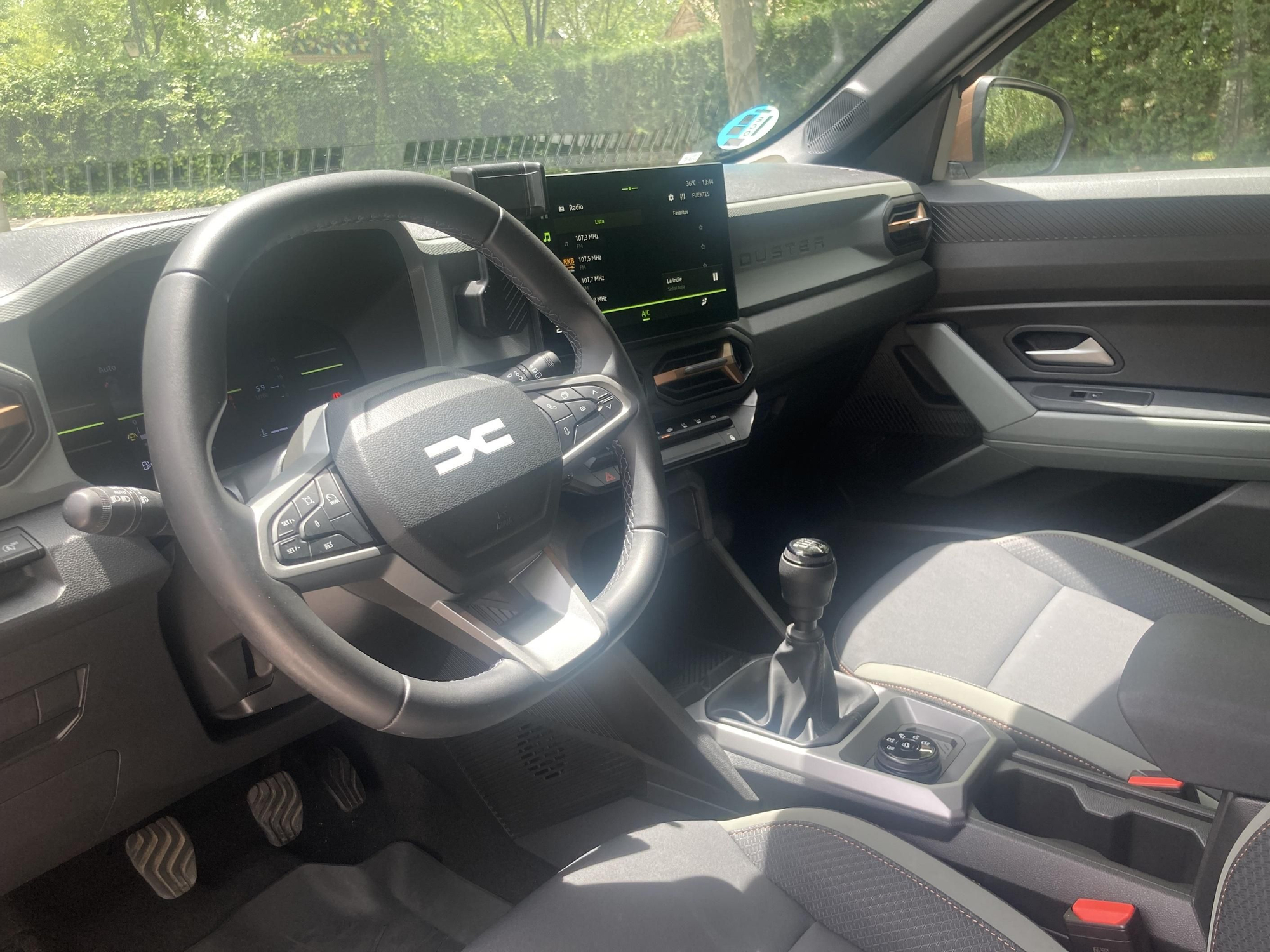Puesto de conducción y plazas delanteras del SUV de Dacia.