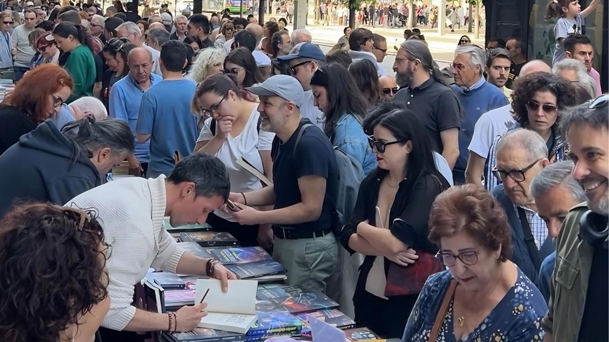 Aumentan el público y las ventas de libros en Zaragoza en el día de Aragón