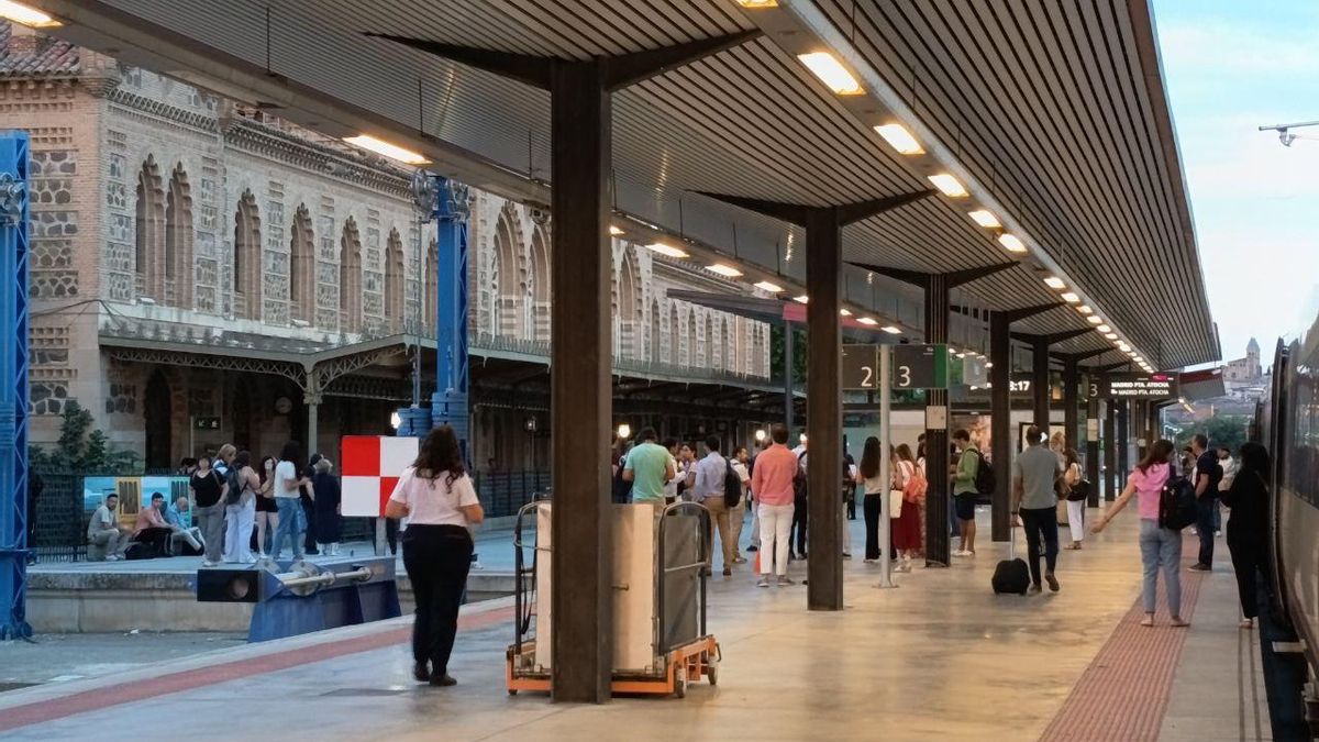 Pasajeros del tren de las 7:25 horas que no ha salido a Madrid este viernes