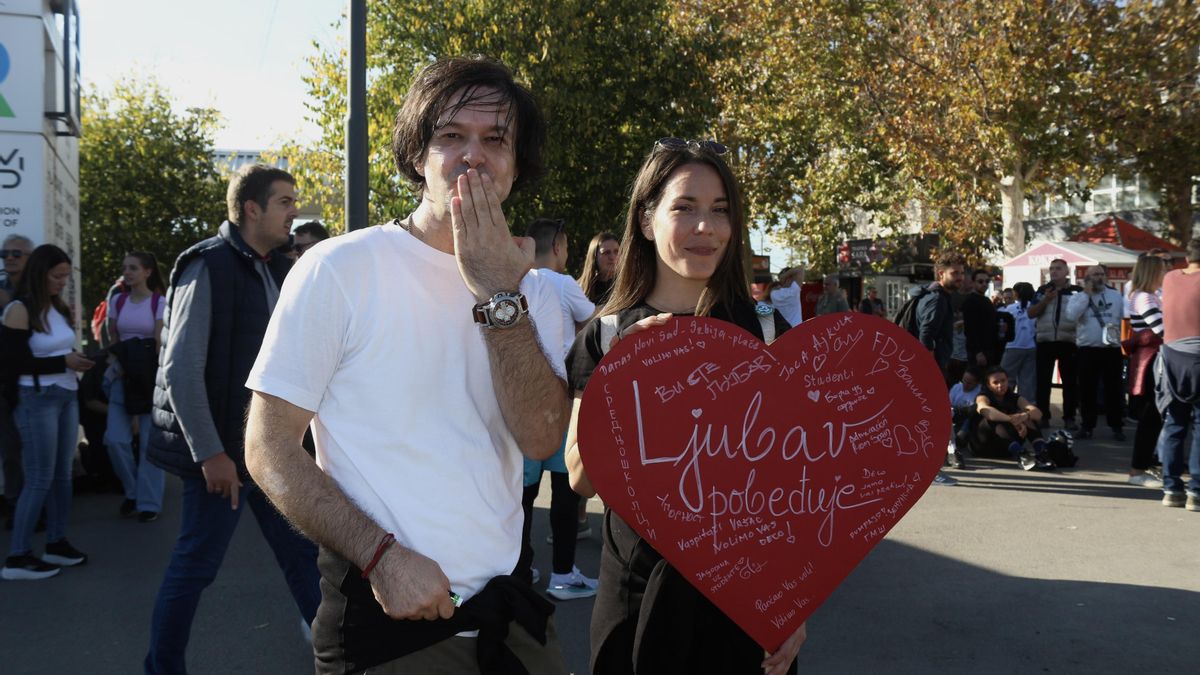 Dos jóvenes se manifiestan junto a la estación de Novi Sad en las movilizaciones convocadas coincidiendo con el aniversario del derrumbre parcial de la estación de tren