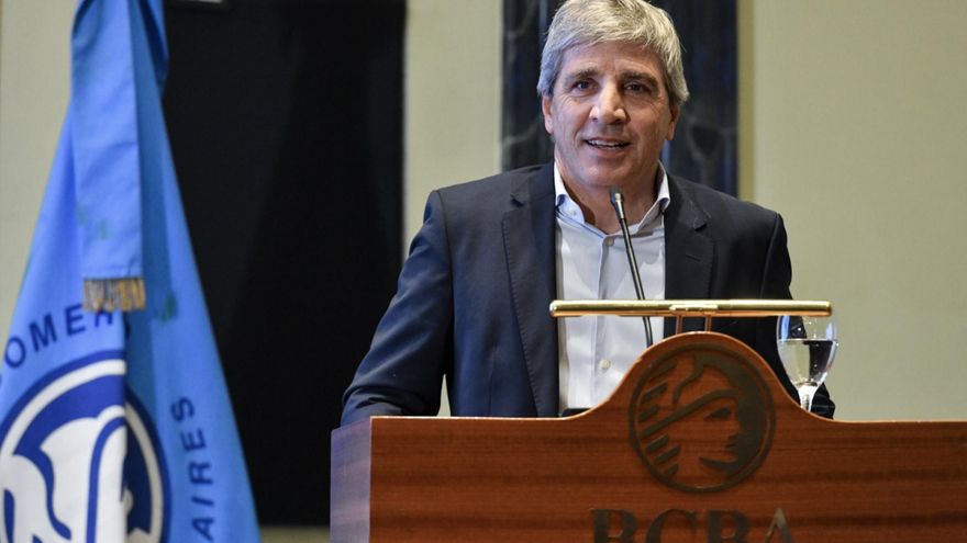 Ante la ansiedad, Caputo anticipa el monto del préstamo pero no esclarece el futuro del dólar