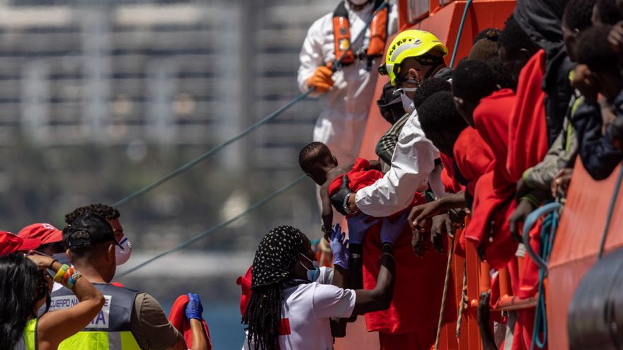La Policía detiene a 16 de los migrantes del cayuco en el que murieron decenas de personas al sur de Canarias