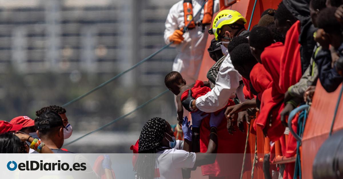 Over a Hundred Potential Migrant Minors Rescued from the Largest Canoe Yet in Gran Canaria