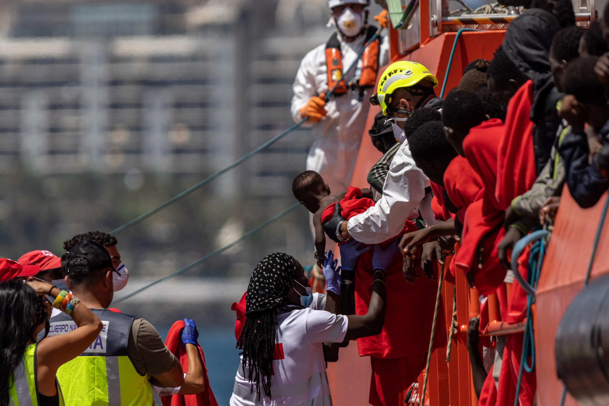 La Guardamar Urania de Salvamento Marítimo trasladó este domingo hasta el muelle grancanario de Arguineguín, en Mogán, a los 236 migrantes, entre ellos varios menores, localizados en un cayuco que fue rescatado de madrugada a 429 kilómetros de la isla.