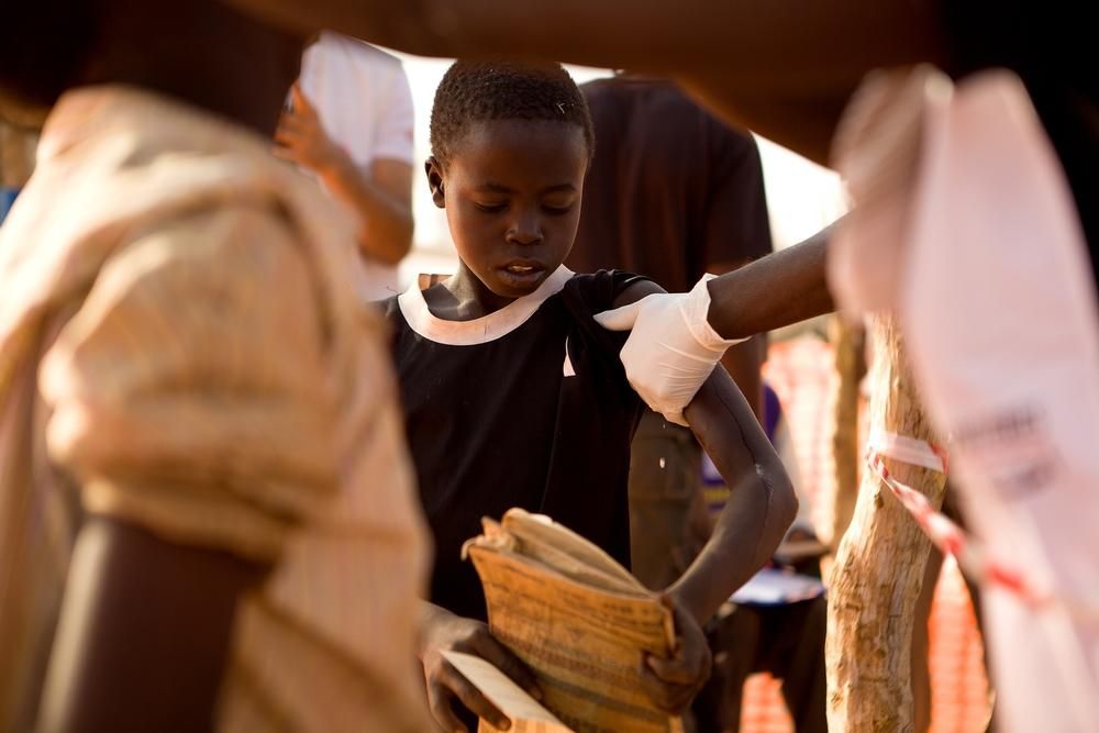 A finales de noviembre, el equipo de MSF en Yida comenzó a observar un aumento en los casos de sarampión. El sarampión es una enfermedad viral altamente contagiosa, que afecta principalmente a los niños. No existe un tratamiento específico por lo que sólo se pueden tratar las complicaciones derivadas de ella. En los niños con desnutrición y en las personas con las defensas bajas, el sarampión puede causar complicaciones graves, como ceguera, encefalitis, diarrea severa, infección de oído y neumonía. La vacuna contra el sarampión se ha administrado a niños de entre 6 meses y  15 años. Cientos de niños han pasado cada día por los puestos de vacunación de la organización. Fotógrafa Karin Ekholm/MSF