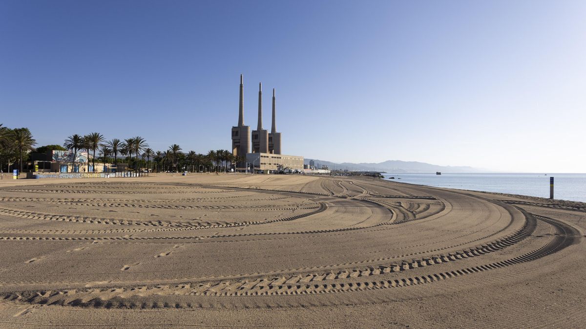 La playa de Sant Adrià de Besòs vuelve a abrir al público después de cuatro años cerrada por contaminación