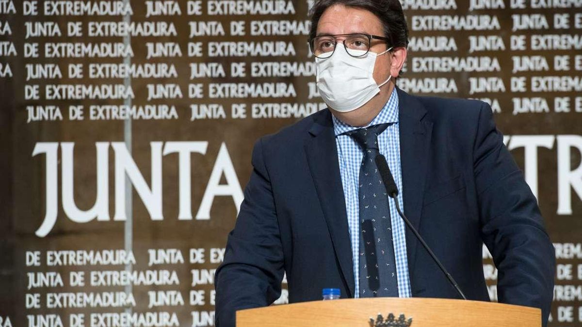 El vicepresidente segundo de la Junta, José María Vergeles, durante la rueda de prensa de este viernes en Mérida