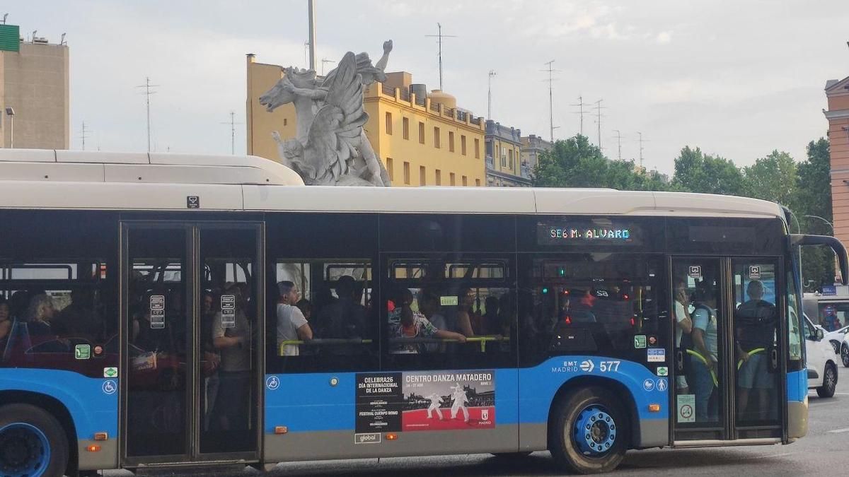 Un bus del Servicio Especial 6 dirección Méndez Álvaro repleto de personas en la plaza de Legazpi, el pasado lunes.