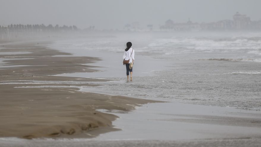 Una persona pasea por la playa de la Malvarrosa el martes