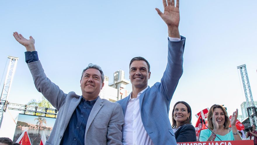 Archivo - El secretario general del PSOE y presidente del Gobierno en funciones, Pedro Sánchez (d),y el alcalde de Sevilla, Juan Espadas (i), en una foto de archivo, en 2019