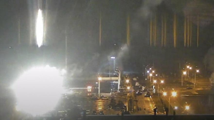 Rusia bombardeó la central nuclear de Zaporiyia, la más grande de Europa