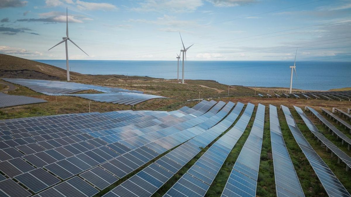 Planta energética con paneles fotovoltaicos y aerogeneradores