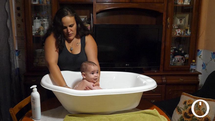 Bebés que se bañan con garrafas o cocinar con agua mineral: la vida de 80.000 personas en Córdoba