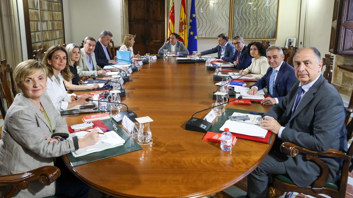 De "eliminar grasa" a tener el Consell más caro de la historia: Pérez Llorca tiene 39 altos cargos y 21 asesores más que Mazón