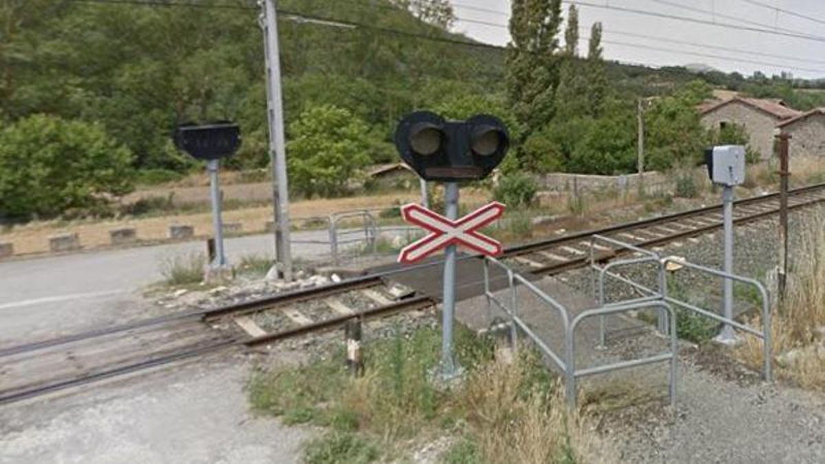 Fallece el conductor de un vehículo al ser arrollado en un paso a nivel en Álava