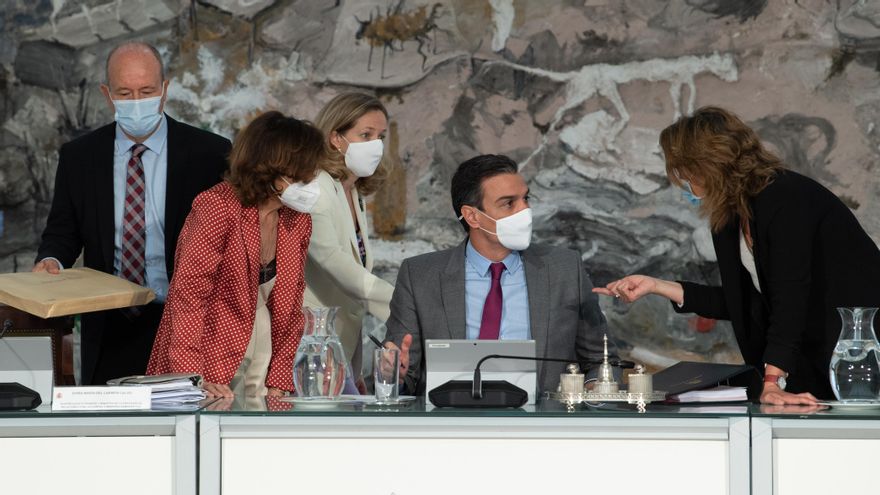 Las vicepresidentas hablan con Pedro Sánchez y el ministro de Justicia, Juan Carlos Campo, se acerca a la mesa antes de la reunión en la que el Consejo de Ministros concede los indultos a los líderes independentistas