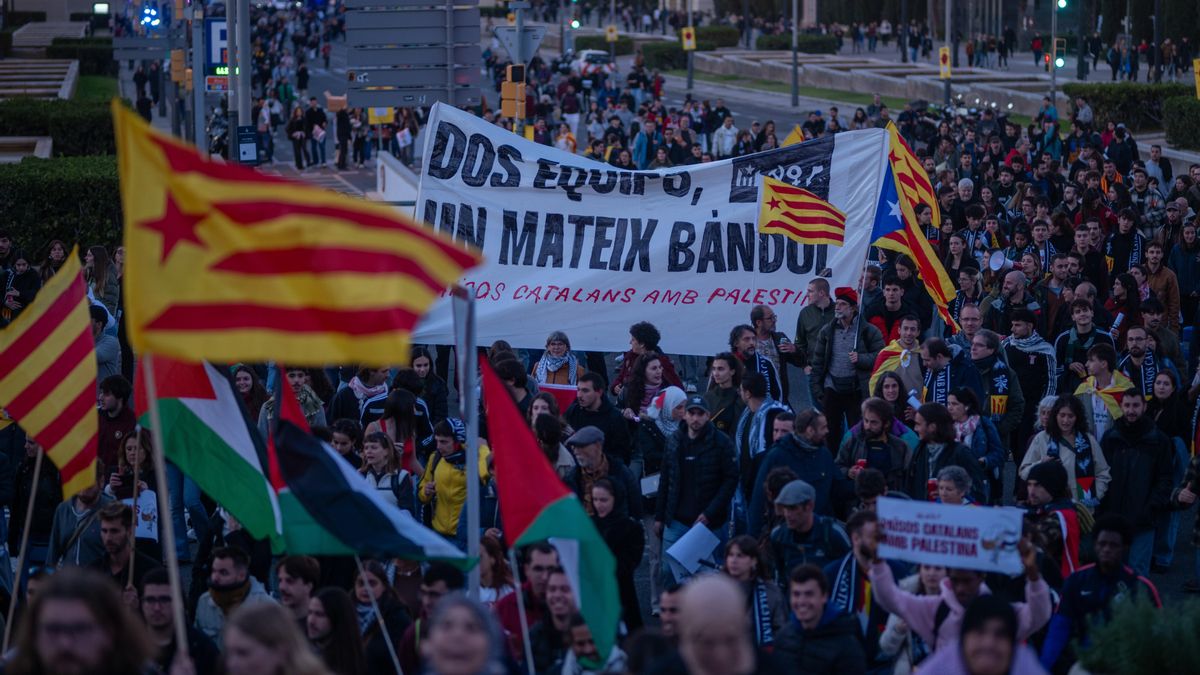 O clima de um amistoso de futebol entre as seleções da Catalunha e da Palestina no estádio Luis Companys