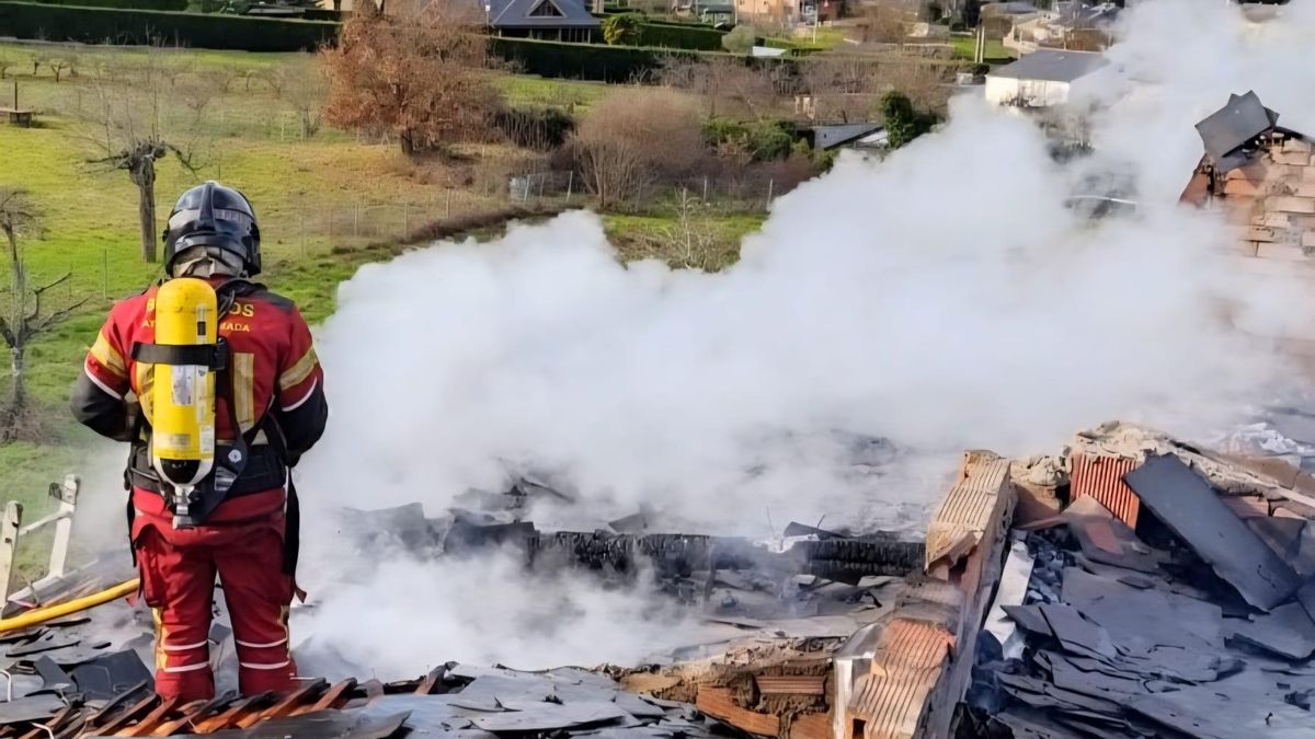 Los bomberos de Ponferrada sofocan un incendio en el tejado de una vivienda en Molinaseca