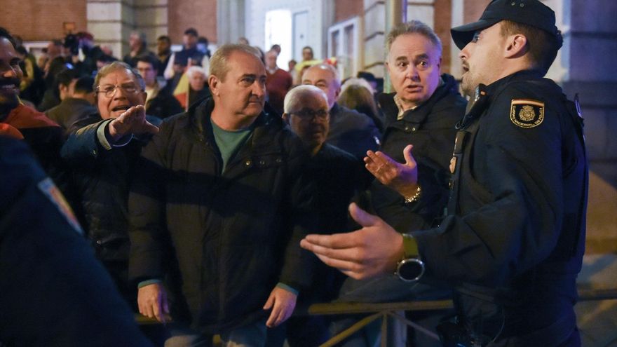 Decenas de personas durante una manifestación contra la amnistía frente a la sede del PSOE en Ferraz el pasado mes de noviembre.