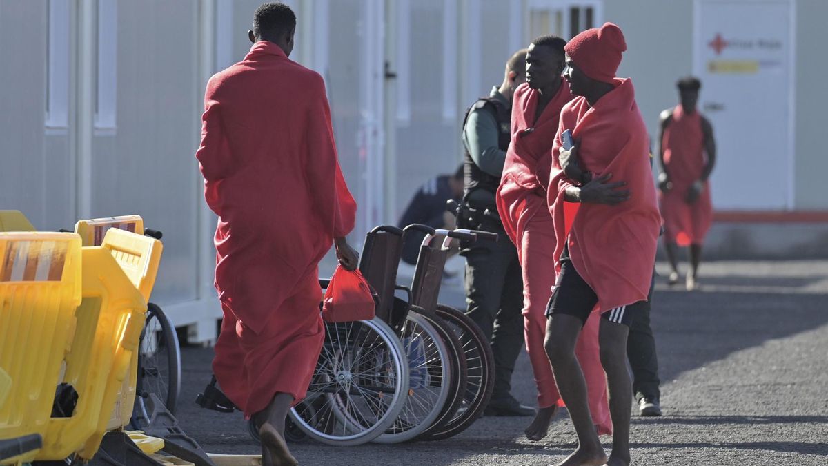 Trasladados al hospital de El Hierro cuatro de los 275 migrantes que llegaron a la isla este viernes