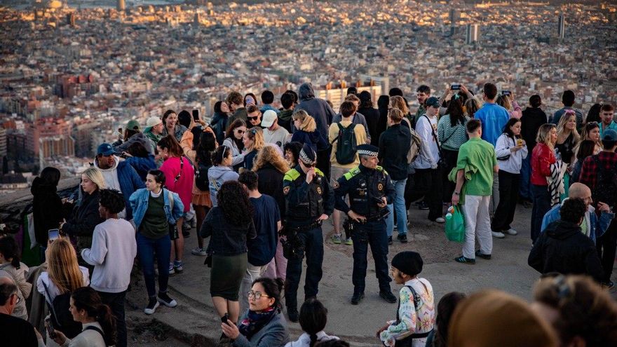 La presencia policial no detiene las fiestas ilegales de turistas en un mirador de Barcelona: "Los vecinos estamos hartos"