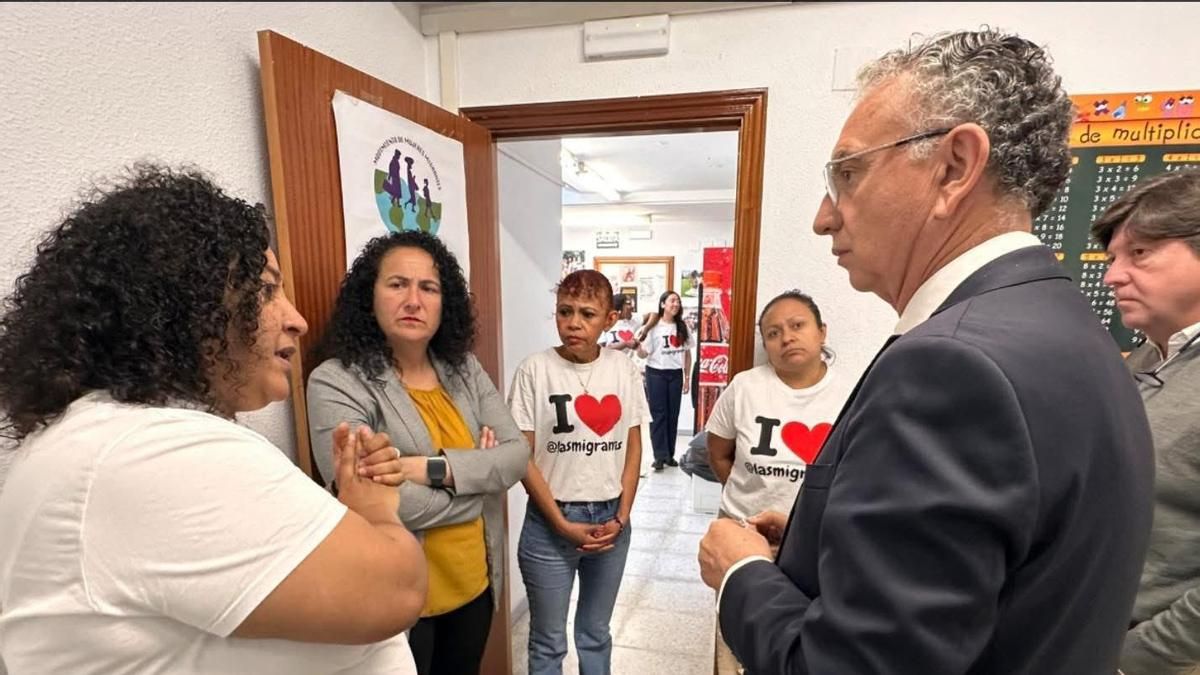 El delegado de Gobierno avisa a Vox, que gestionará la política de menores migrantes en Extremadura: "Se cumplirá le ley"