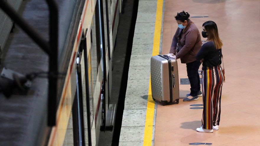 Dos mujeres se disponen a coger el tren en la estación de Cercanías de Madrid-Atocha, en Madrid.EFE/Ballesteros/Archivo