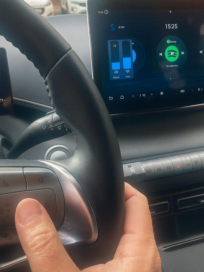 Desde un mando en el volante se regula el volumen tanto del audio como de los avisos de las ADAS.