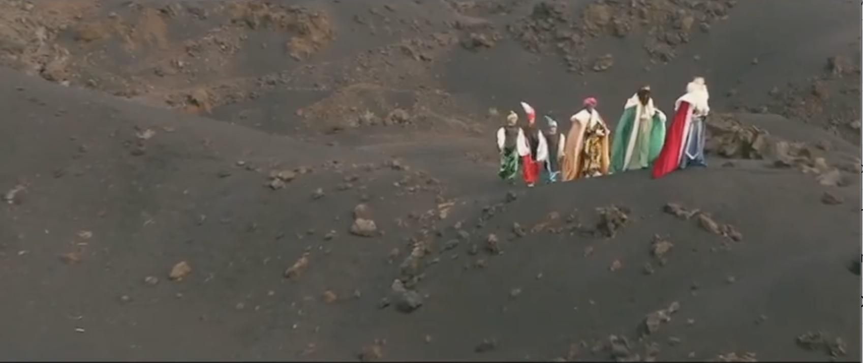 Los Reyes Magos y sus respectivos pajes recorren los volcanes de Fuencaliente.
