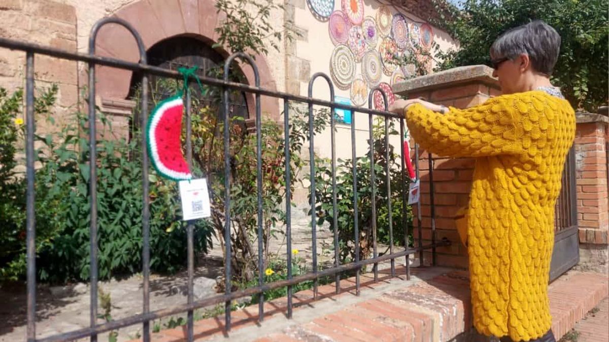 Colocación de sandías en la Plaza mayor de Tramacastilla