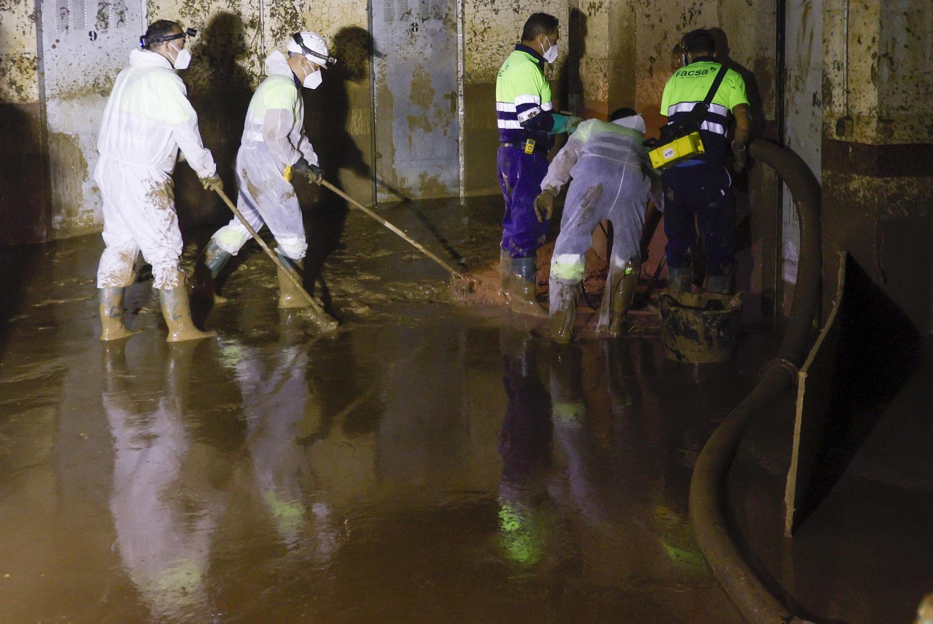 Limpieza de garajes en Massanassa. Quitar el fango de sótanos es el principal escollo en la zona cero.