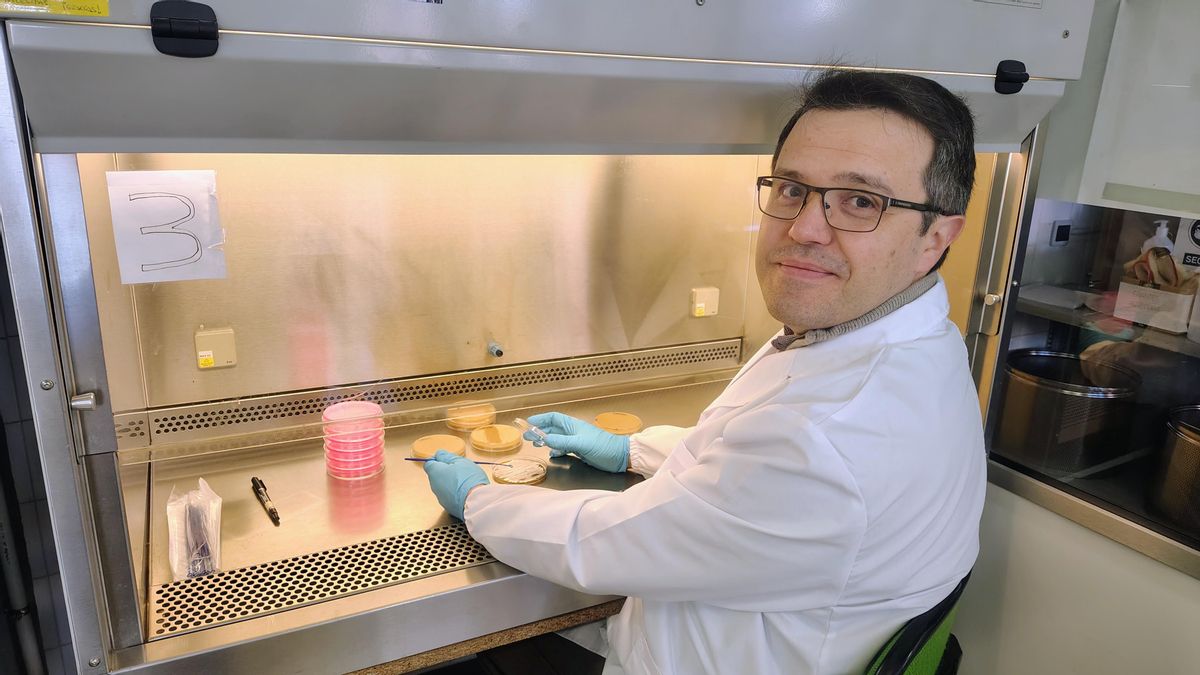 José Manuel Molina, profesor del Departamento de Biomedicina y Biotecnología en la Unidad docente de Microbiología de la Universidad de Alcalá