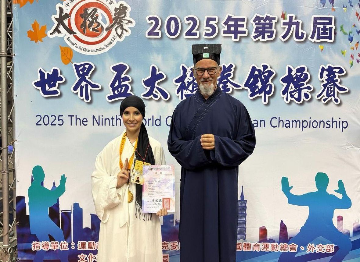Yueiria Diafi junto a su entrenador Shifu Weijun tras ganar las tres medallas de oro del 9.º Campeonato Mundial de taichí celebrado en Taiwan