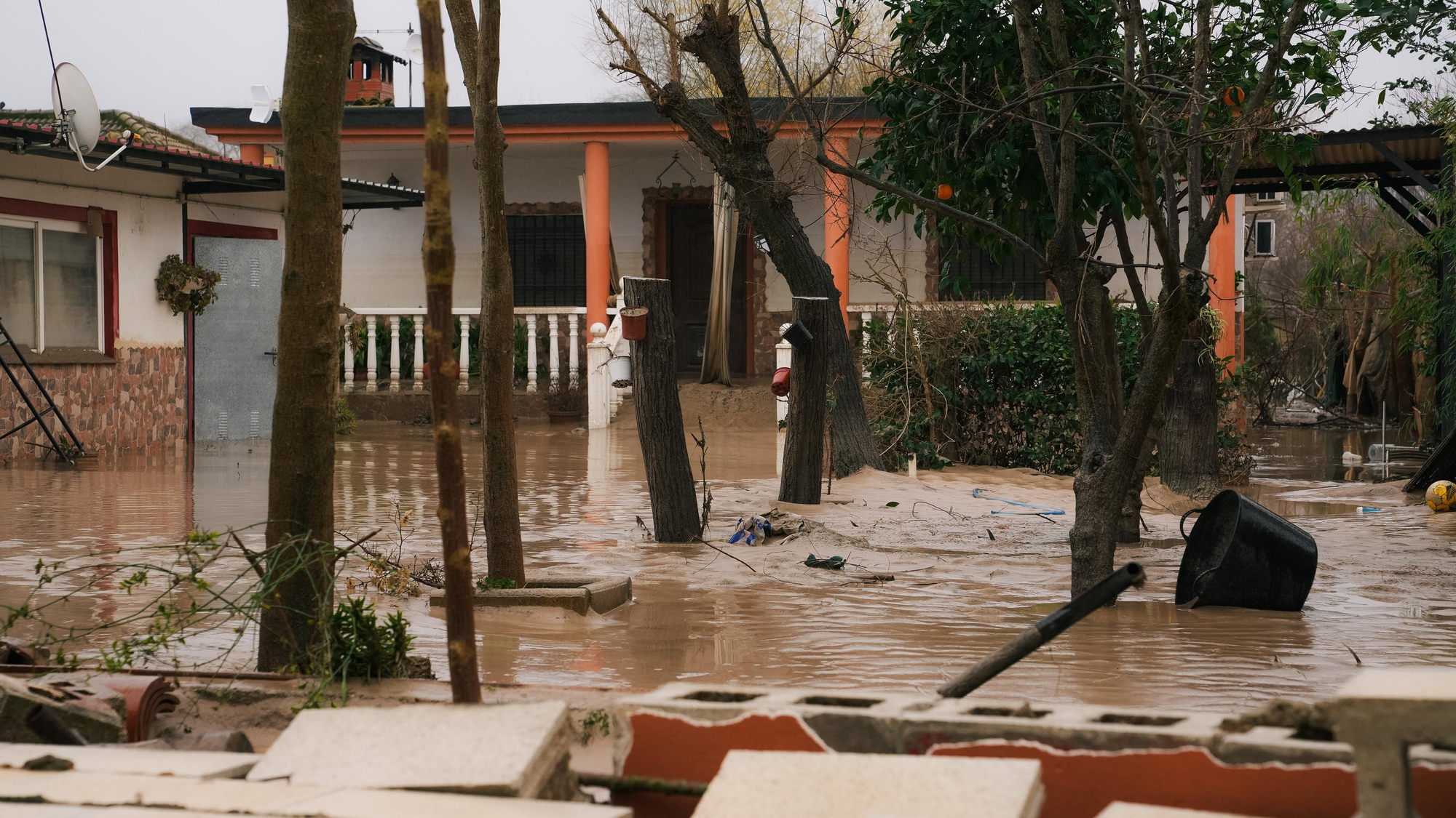 El lodo y el barro, dentro de las parcelas de las calles Perdiz y La Tórtola
