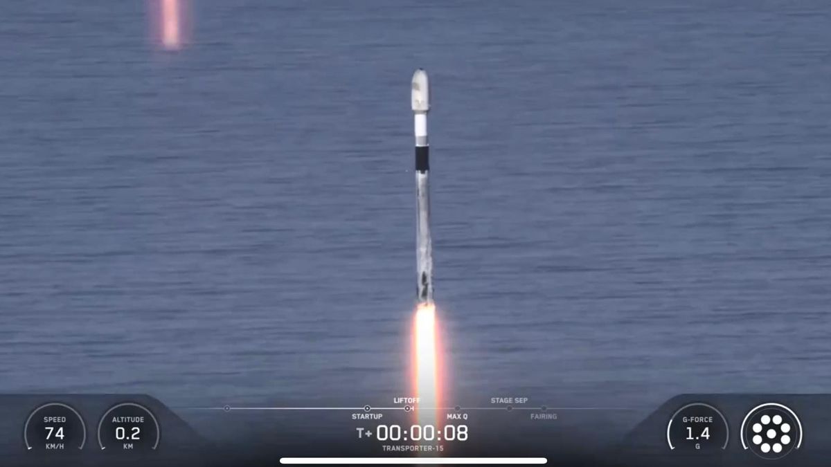 El cohete que contiene el satélite 6GStarLab, minutos después del despegue en California.