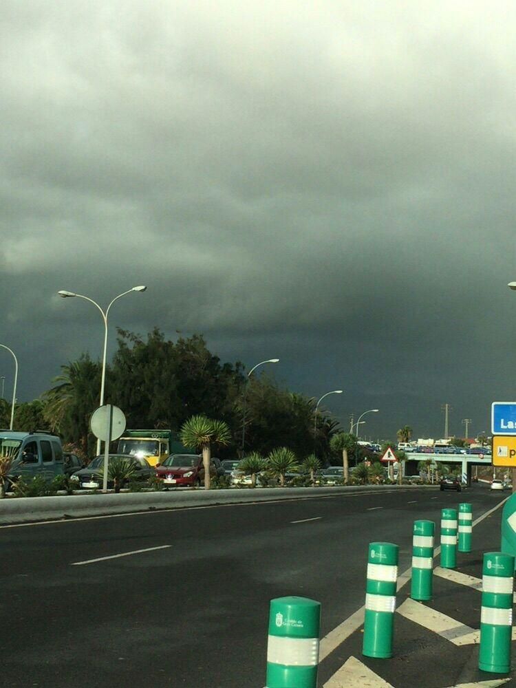 Vista de nubes cargadas desde la autopista.